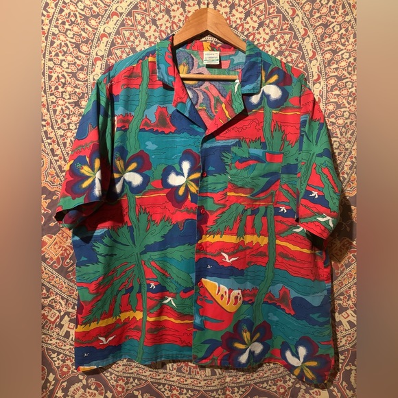 SOLD | Vintage | Shore Things Men’s Hawaiian Shirt |
Short Sleeve Button Up - Picture 1 of 3